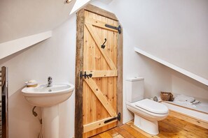 Regadera, secadora de cabello, toallas, jabón