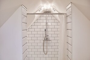 Shower, hair dryer, towels, soap - Host & Stay | The Duck Pond (Durham)