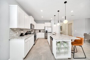 Private kitchen - 2089elcir 8 Bedroom Villa by RedAwning (Kissimmee)