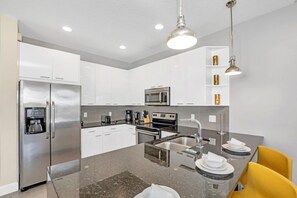 Townhome, 3 Bedrooms | Private kitchen - 1511retreat 3 Bedroom Townhouse by Redawning (Clermont)