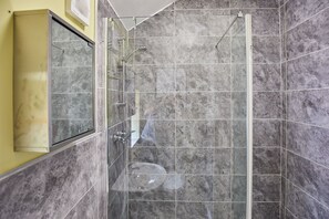 Dusche, Haartrockner, Handtücher, Seife