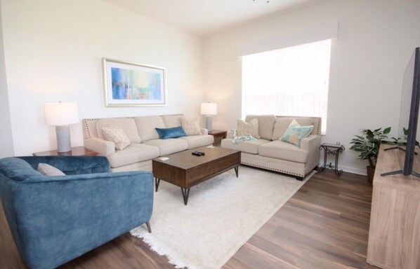 Leilighet, 3 soverom | Oppholdsrom | TV