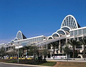 A modern building with a series of arched windows and a covered walkway. - 3 Bed Penthouse Near Convention Center! 3 Bedroom Condo by RedAwning (Orlando)