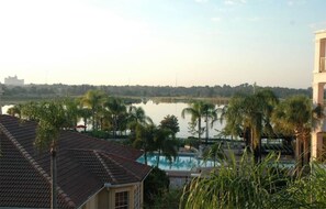 Een buitenzwembad, een verwarmd zwembad