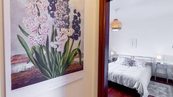 1 quarto, cofres nos quartos, escrivaninha