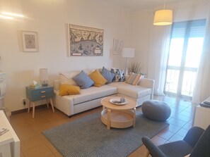Smart TV, fireplace, books, music library - Apartment With Balcony and View of Ria, São Jacinto (São Jacinto, Aveiro)