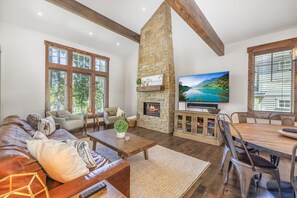 Smart TV, chimenea, futbolito y tenis de mesa 