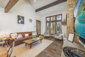 Smart TV, chimenea, futbolito y tenis de mesa 