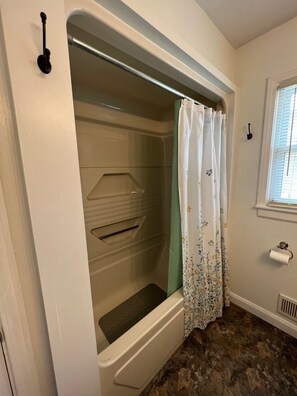 Ensemble douche/baignoire, sèche-cheveux, serviettes fournies, savon