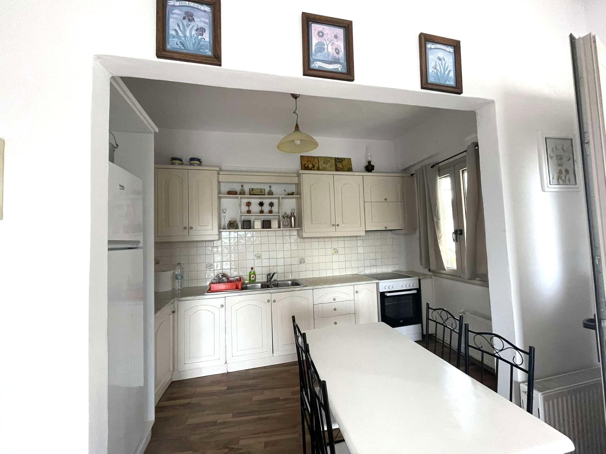 Coffee/tea maker, fridge, oven, stovetop