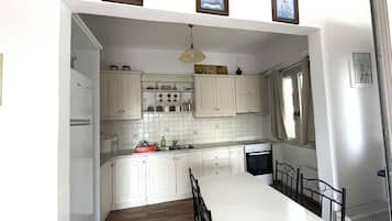 Coffee/tea maker, fridge, oven, stovetop