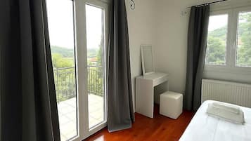 2 habitaciones, tabla de planchar con plancha, wifi y ropa de cama