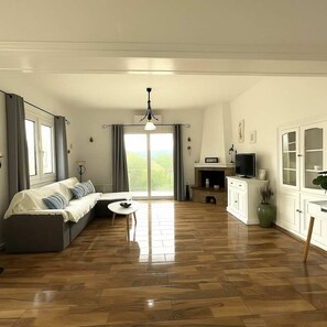 TV, offices - Live the Summer Dream at Gaios Cozy Retreat (Gaios)