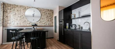 Een koelkast, een microgolfoven, een oven, een kookplaat