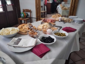 Free daily continental breakfast  - Hotel Lion (Roure)