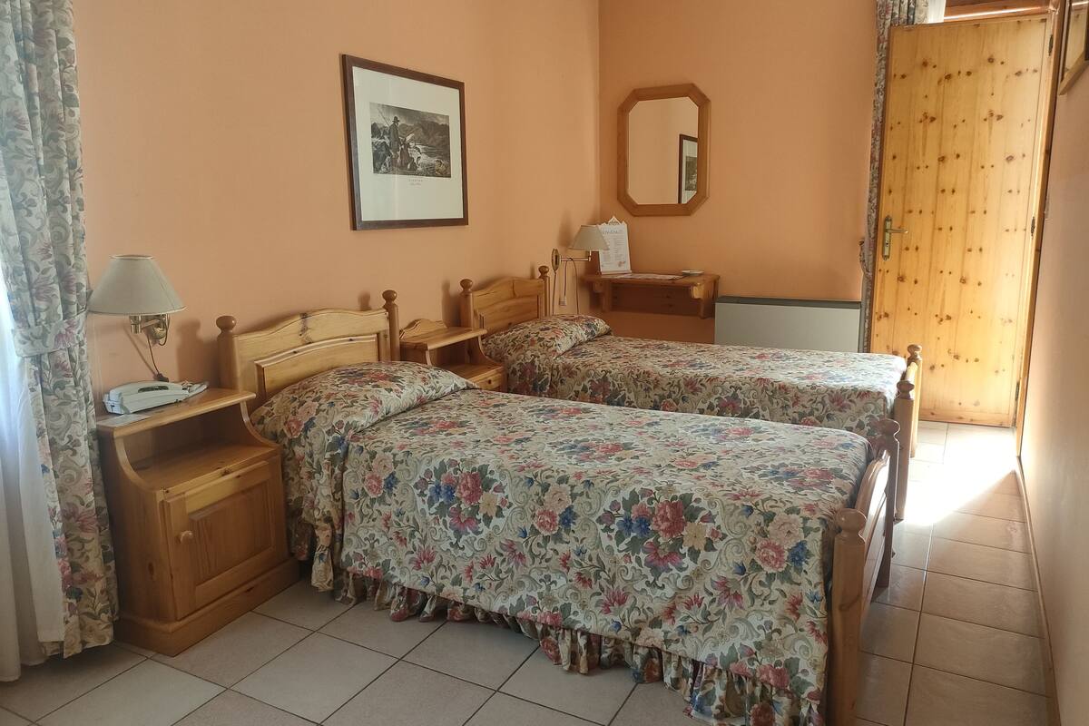 Standard Twin Room, Mountain View | Desk, laptop workspace, WiFi (free)