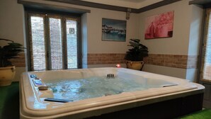 Couples treatment rooms, sauna, hot tub, steam room, massages - Hotel Lion (Roure)
