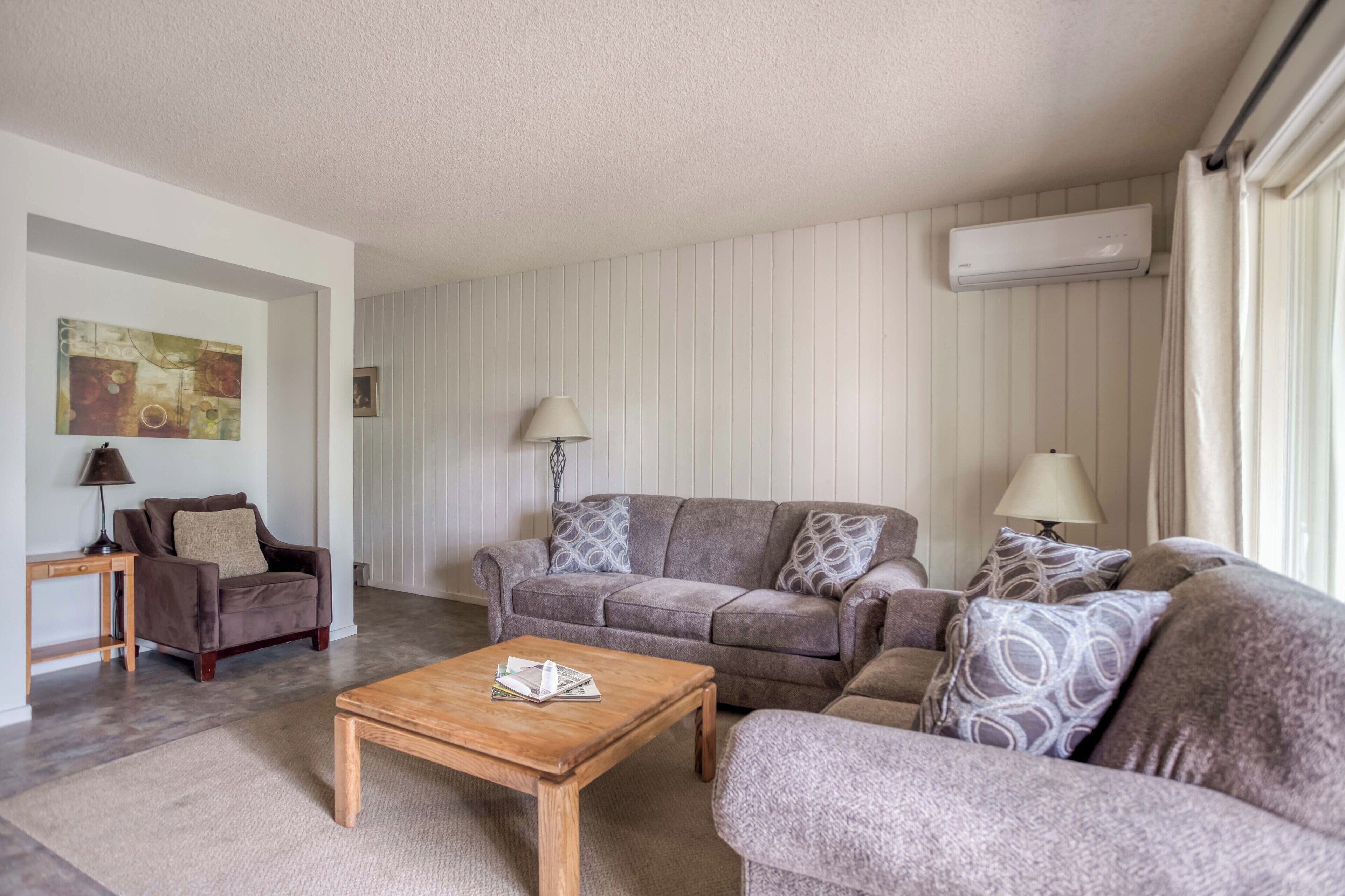 Ground-Level Condo with A/C, Deck and all Mt. Bachelor Village Amenities