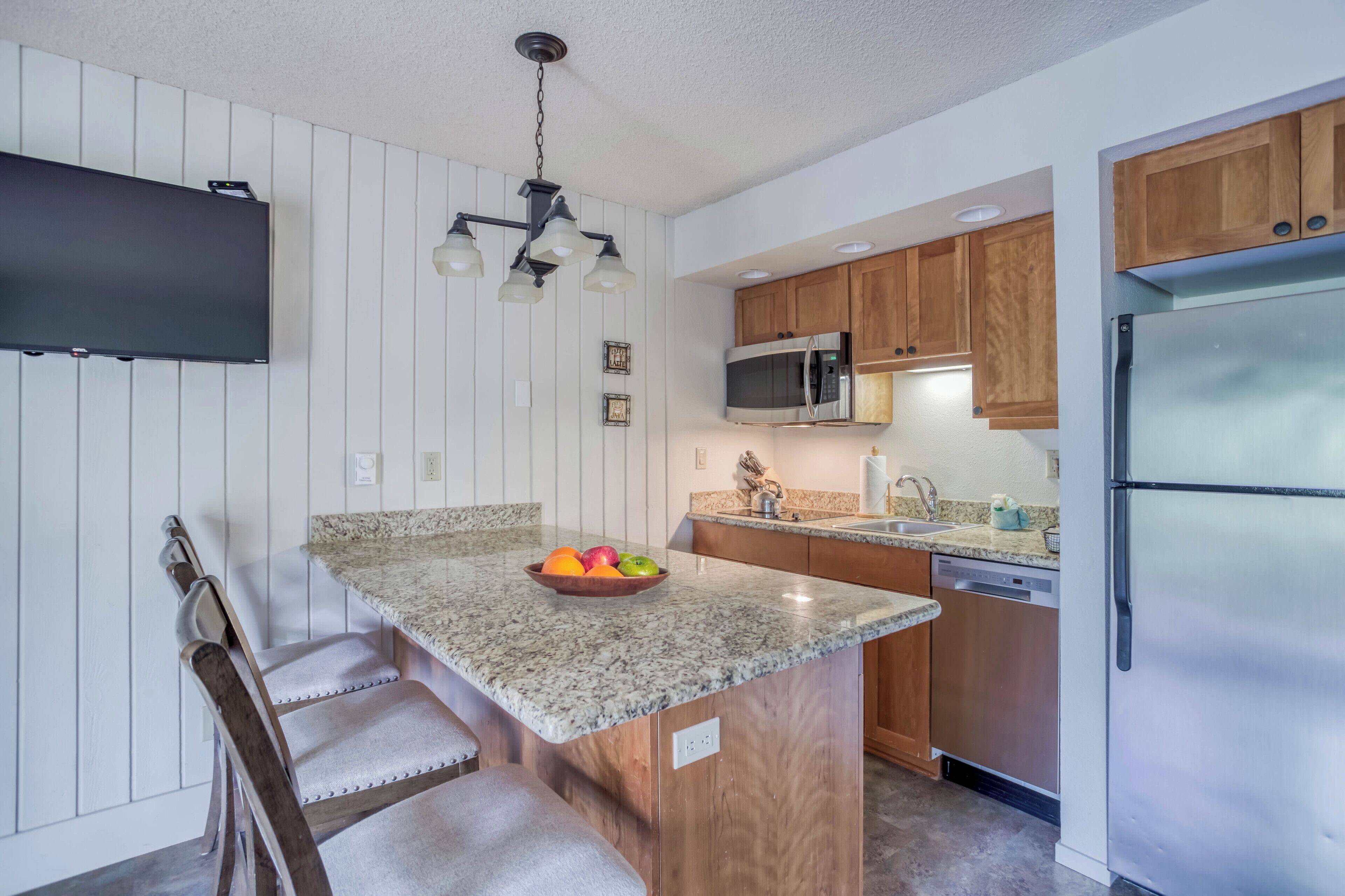 Ground-Level Condo with A/C, Deck and all Mt. Bachelor Village Amenities