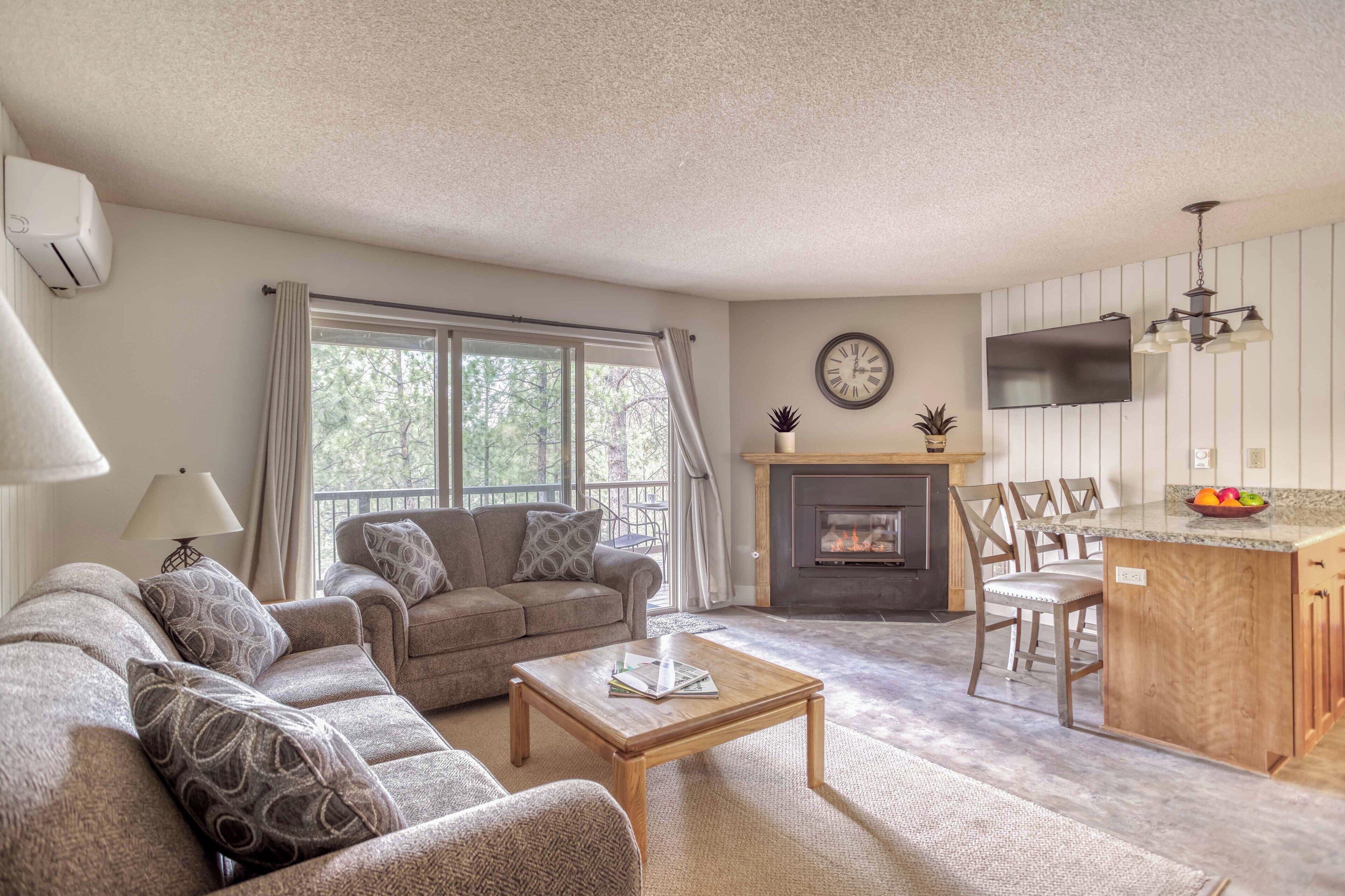 Ground-Level Condo with A/C, Deck and all Mt. Bachelor Village Amenities