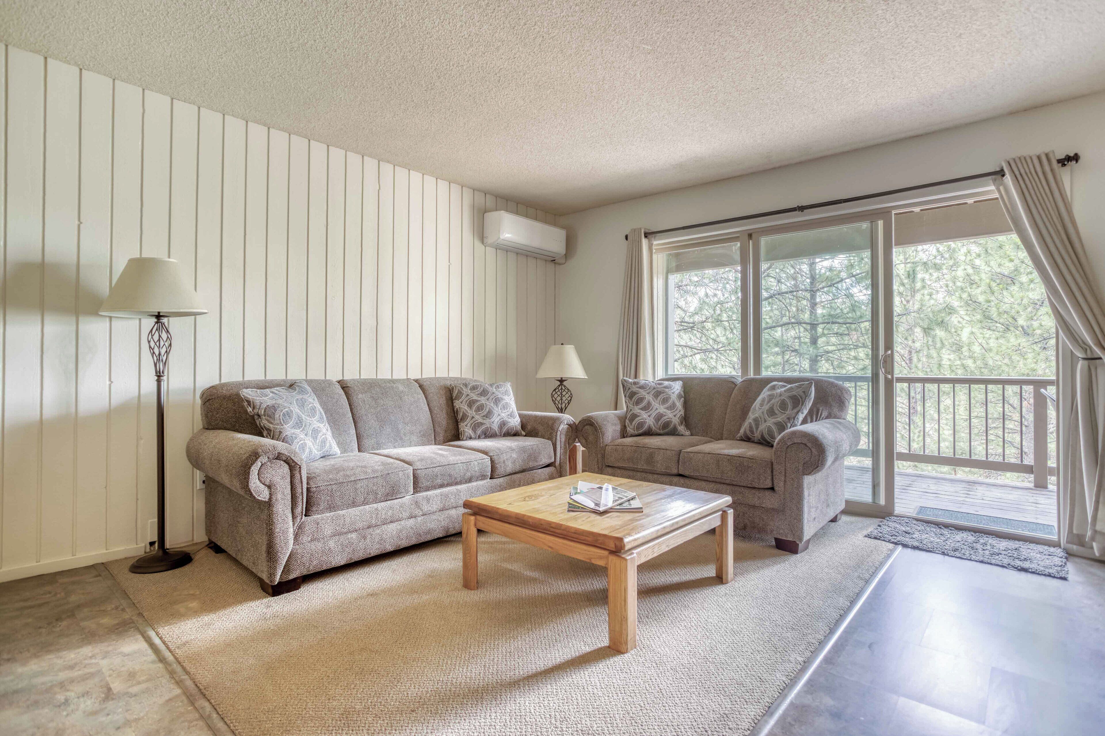 Ground-Level Condo with A/C, Deck and all Mt. Bachelor Village Amenities