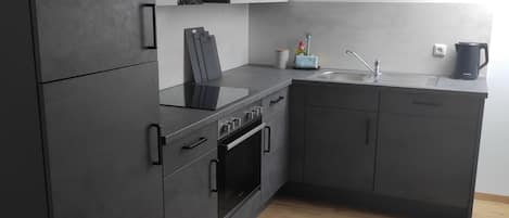 ثلاجة، موقد طهي مسطح، غسالة أطباق، ماكينة لصنع القهوة/الشاي