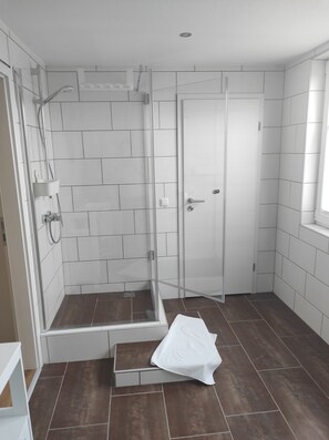 Dusche, Handtücher, Seife, Toilettenpapier