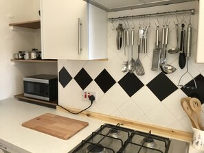 Kühlschrank, Ofen, Herdplatte, Wasserkocher