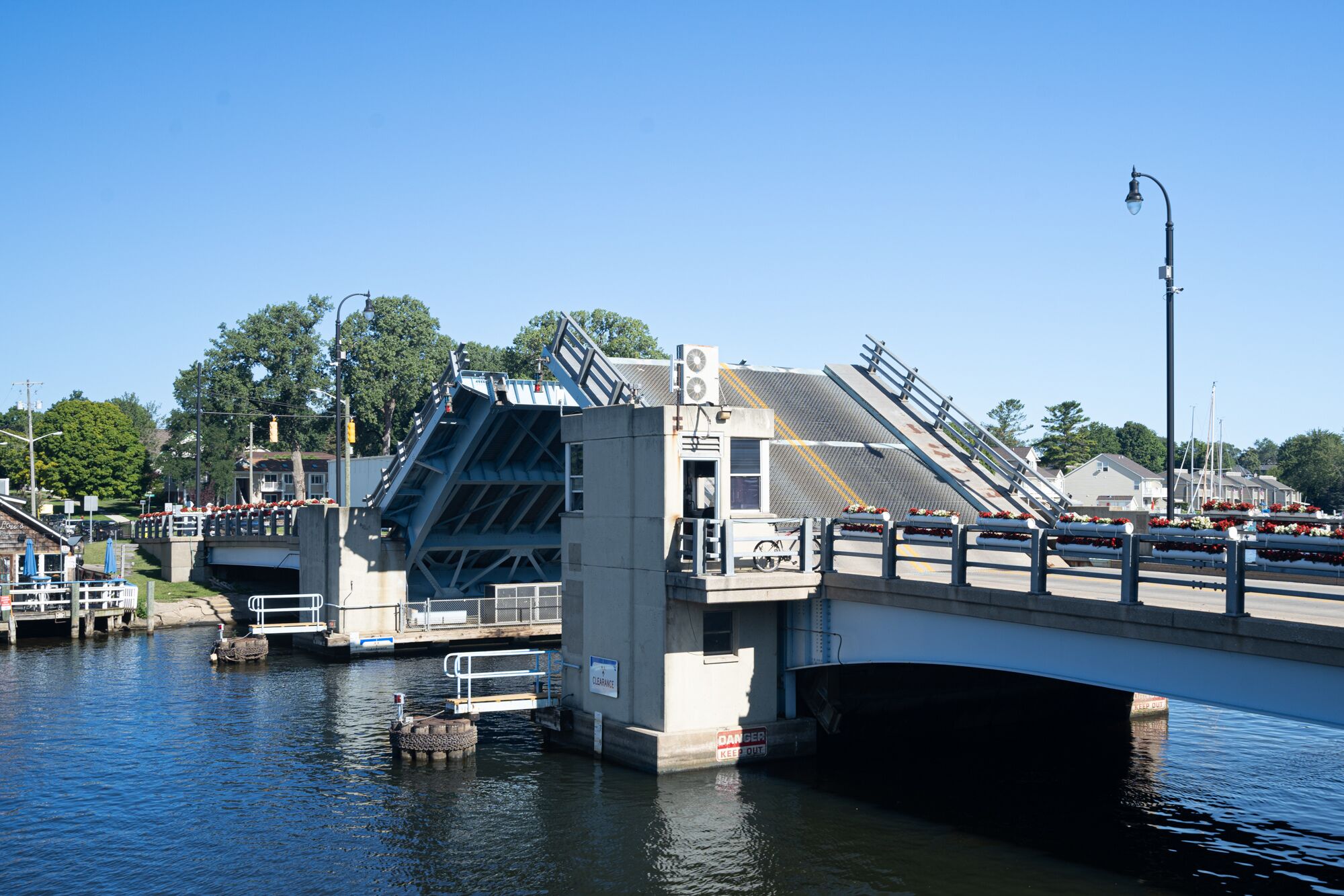 Colonial 1 - studio apartment overlooking the Black River