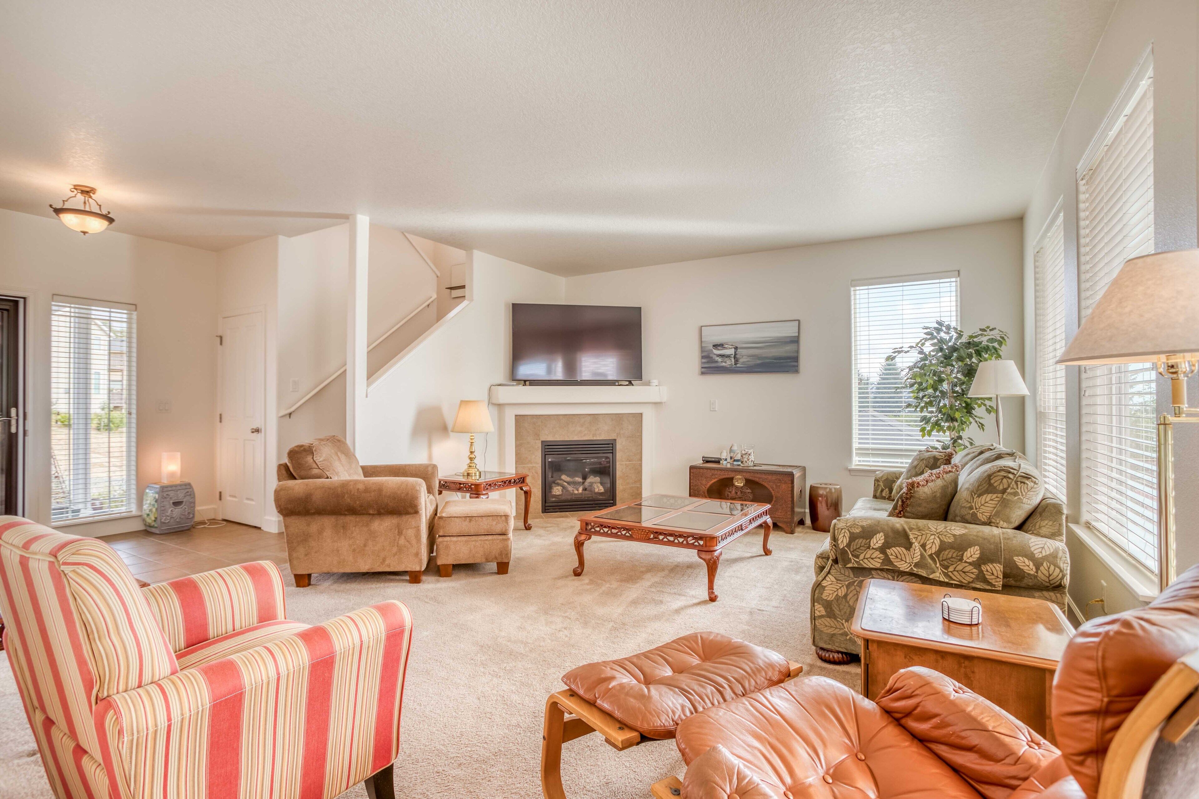 Rest Ashore-Beautiful 2 Story Home*Deck*BBQ*Covered Porch*Close to Beach