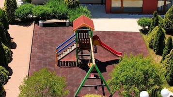 Área de juegos infantiles al aire libre