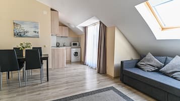 Departamento, 2 habitaciones | Cocina privada | Frigobar, microondas, parrilla de estufa y utensilios de cocina