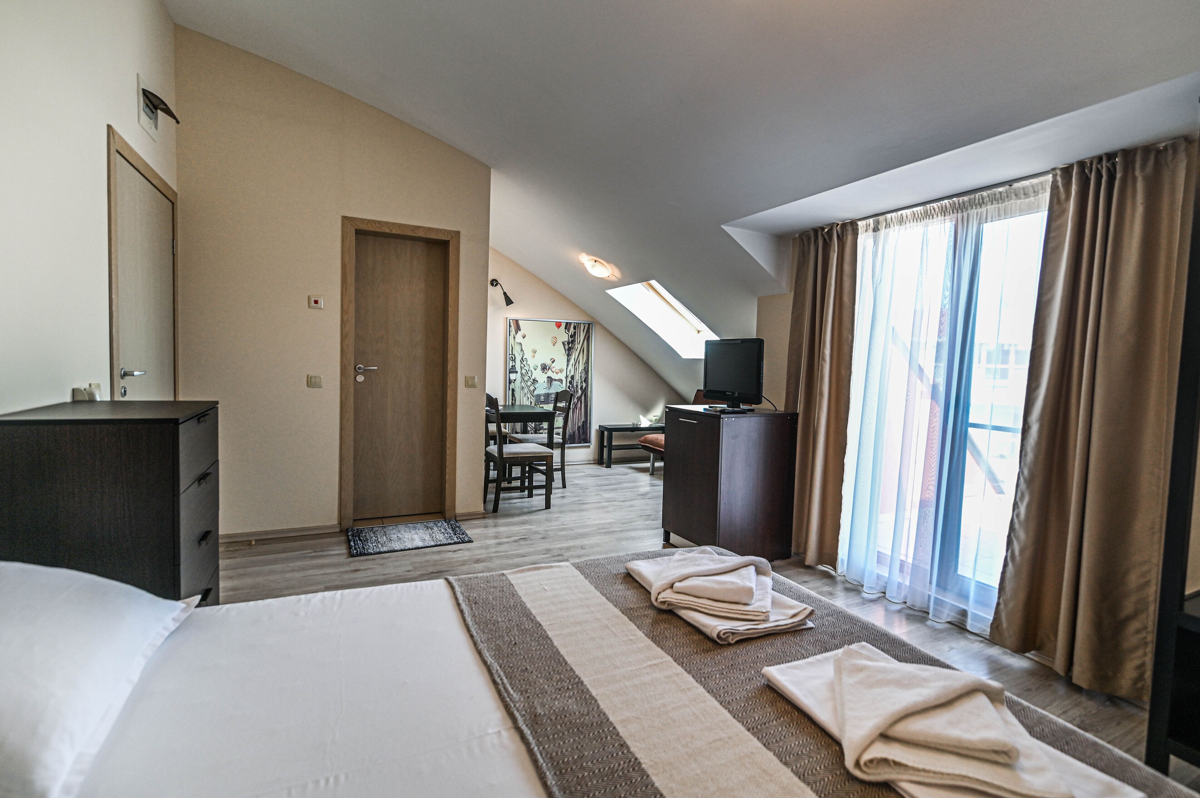 Familierom | Safe på rommet, skrivebord og skrivebord for bærbar PC