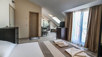 Family Room | In-room safe, desk, laptop workspace, free WiFi