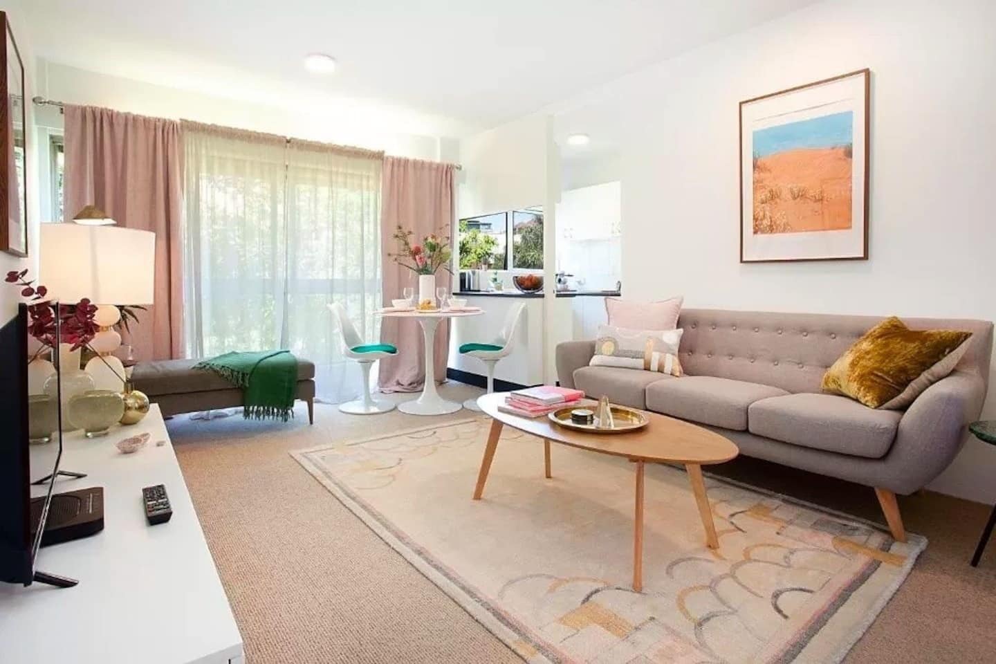 TREETOP RETREAT With Rooftop BBQ and Swimming Pool