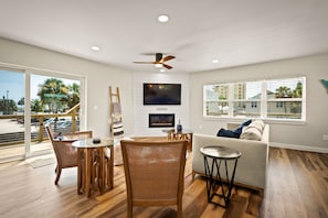 Smart TV, chimenea, libros y oficina 