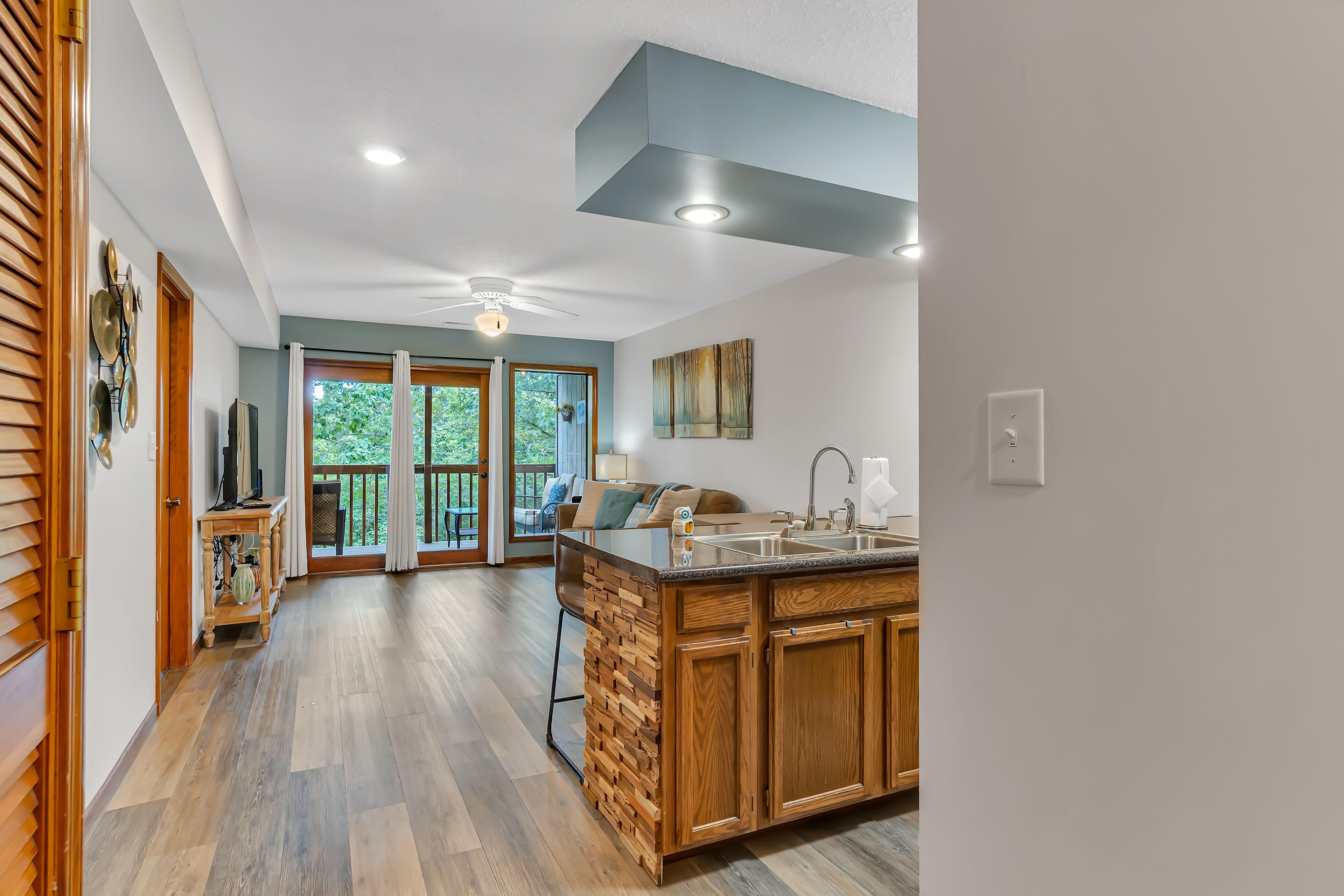 Charming 2 Bed Condo at Notch Estates! Close to Branson & Silver Dollar City!