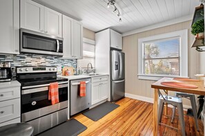 Refrigerador, microondas, horno y parrilla de estufa 