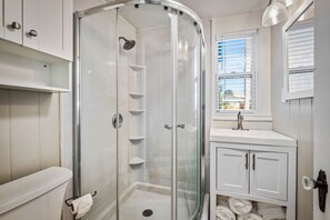 Shower, hair dryer, towels - 6 Bedroom 4.5 Baths Sleeps 14 Partial Ocean Views (Jacksonville Beach)