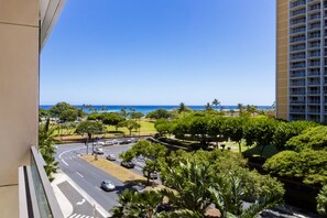 Property grounds - Luxury Condo "Park Lane" Unit #1505! (30 Nights Minimum Stay) (Honolulu)