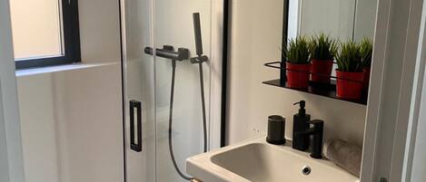 Hårføner og håndklær