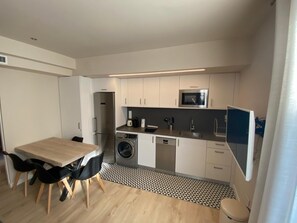 Réfrigérateur, micro-ondes, plaque de cuisson, lave-vaisselle