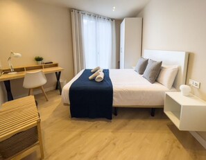 3 habitaciones, tabla de planchar con plancha, internet y ropa de cama 