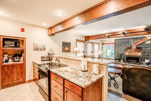 Fridge, microwave, stovetop, dishwasher - Sawmill Creek Blue Stag Condo: Ski-In, Walk To Shuttle, Main St (Breckenridge)