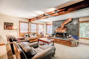 Una televisión, una chimenea