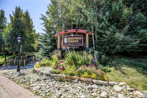 Property grounds - Sawmill Creek Blue Stag Condo: Ski-In, Walk To Shuttle, Main St (Breckenridge)