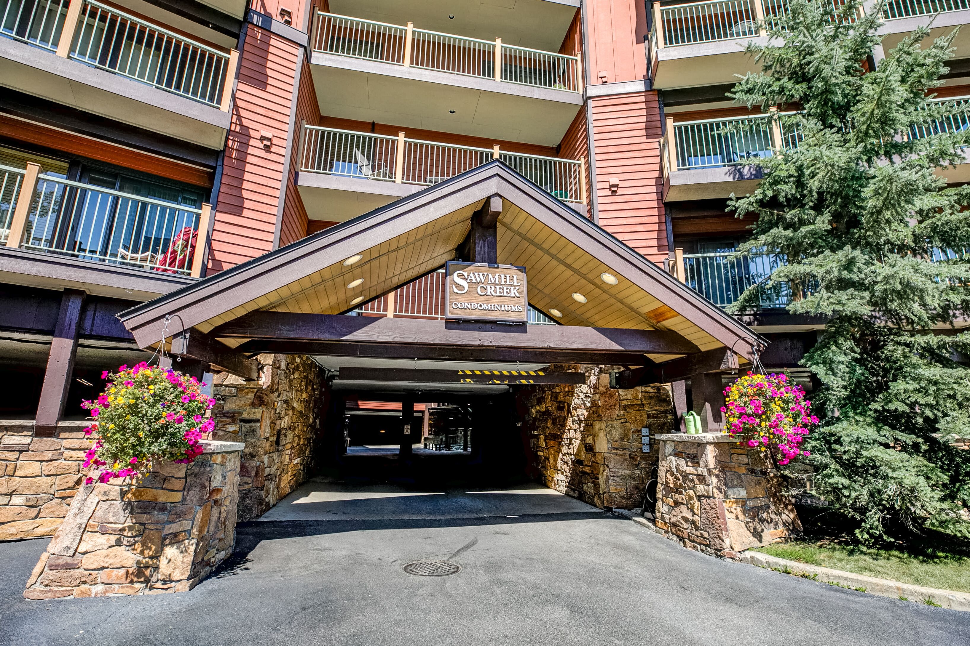 Ein mehrstöckiges Gebäude mit dem Schild 'Sawmill Creek Condominiums'.