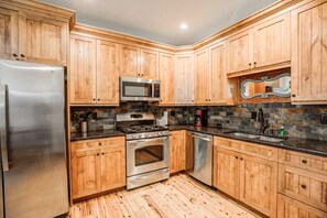 Kjøleskap, mikrobølgeovn, kokeplater og oppvaskmaskin