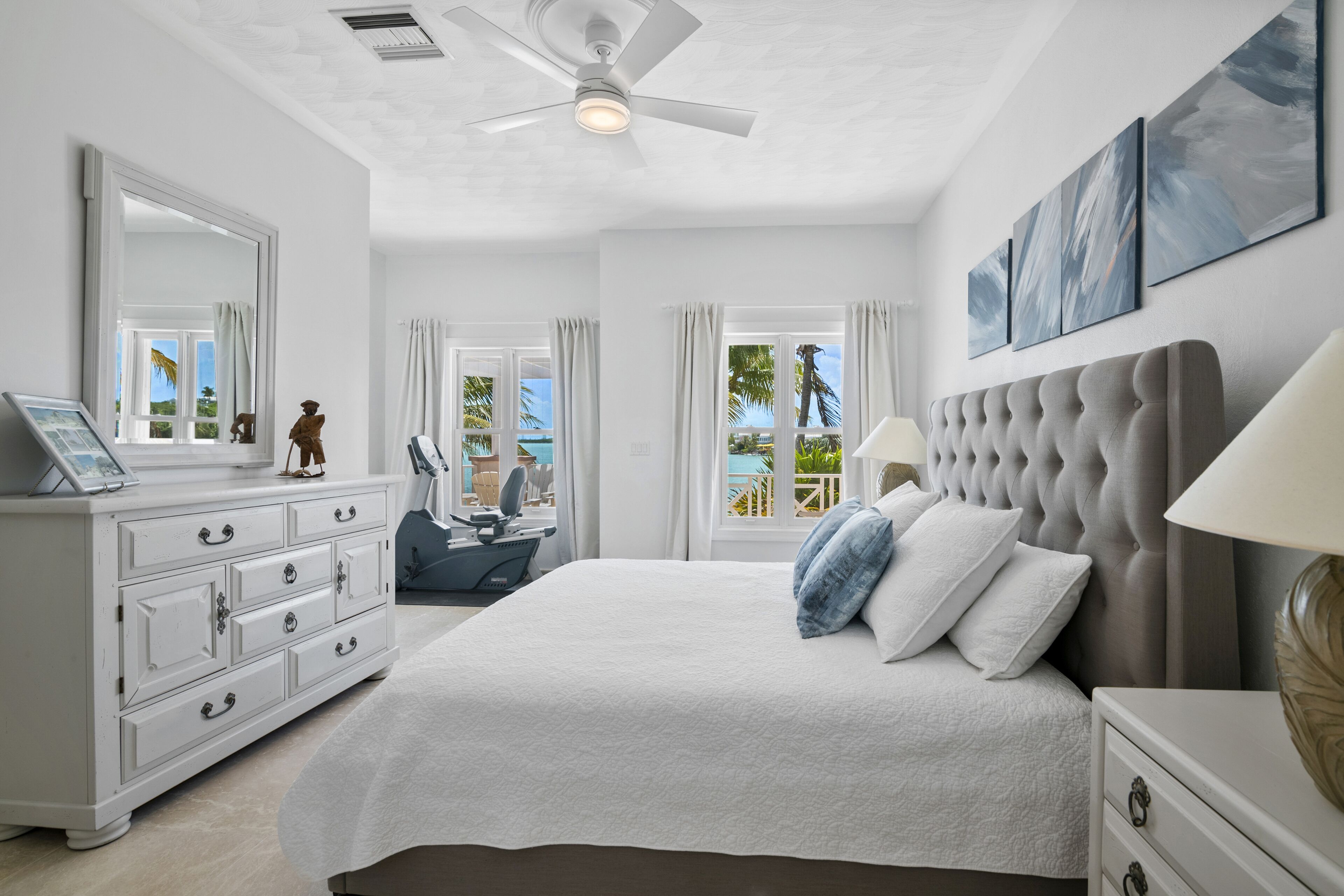 4 habitaciones, tabla de planchar con plancha, wifi y ropa de cama 