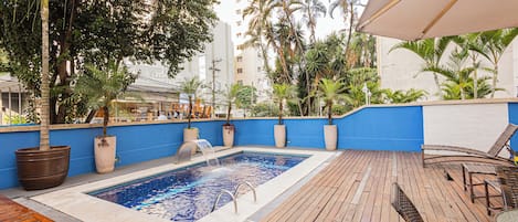 Hồ bơi ngoài trời